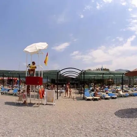 Charming With Shared Pool Near Beach In Appartement *